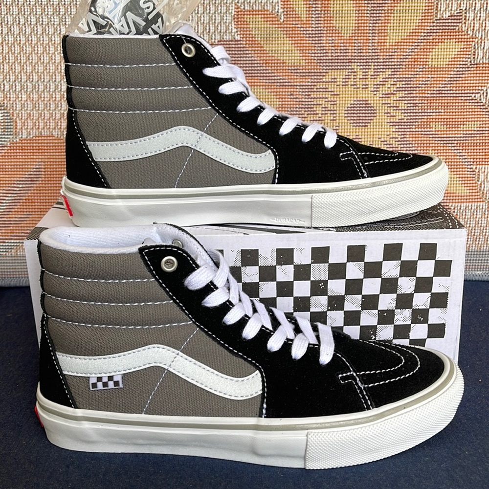 Vans Men’s Skate Sk8-Hi
Reflective Black/Grey
VN0ASFCCN42
Sneakers